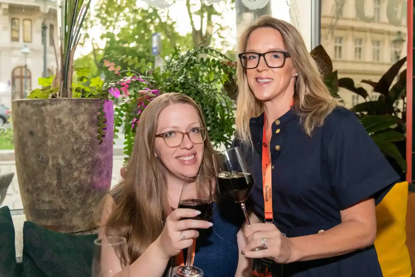 Zwei Frauen mit Weingläsern beim Sonic Summit Event in Wien, professionelle Eventfotografie
