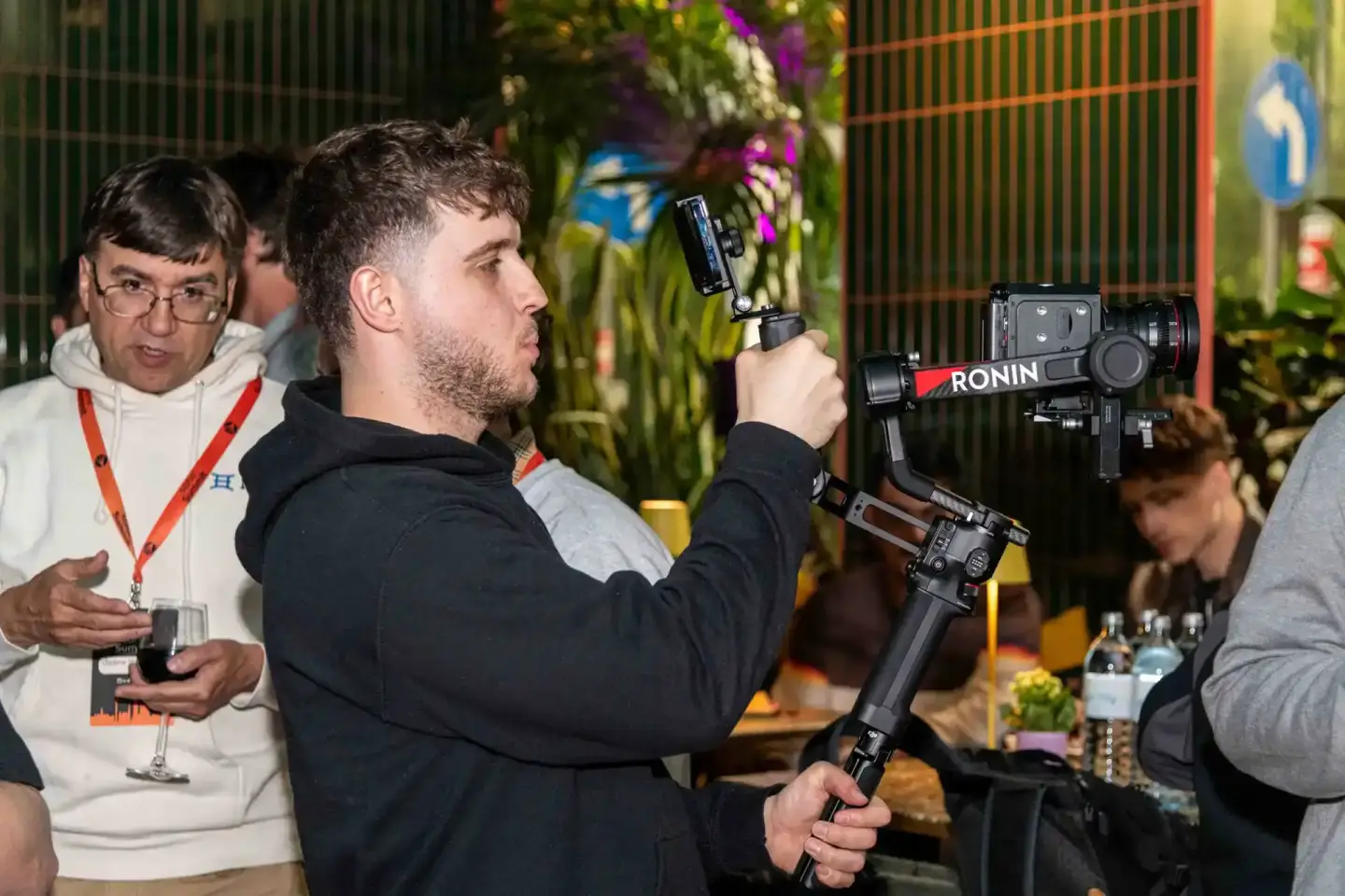 Kameramann filmt mit DJI Ronin Gimbal auf dem Sonic Summit Event in Wien, Eventfotograf dokumentiert die Veranstaltung