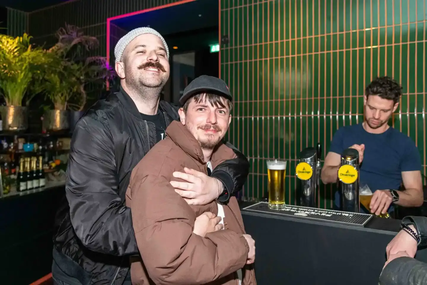Drei Männer an der Bar beim Sonic Summit Event in Wien – Eventfotografie eines lockeren Moments mit Bieren
