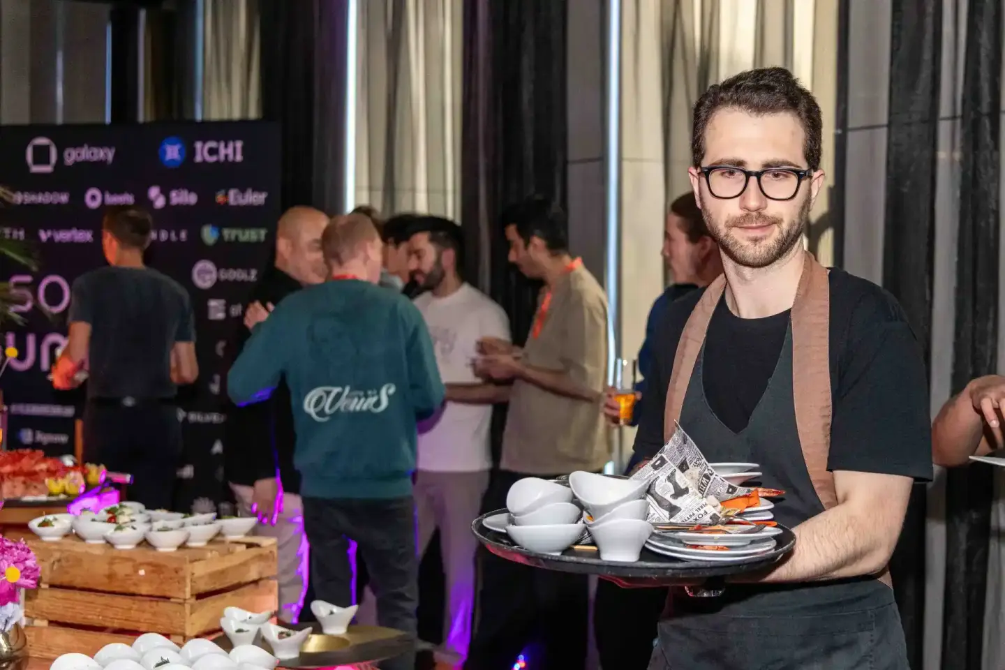 Kellner mit Tablett bei Sonic Summit Event in Wien – Eventfotografie einer Networking-Veranstaltung