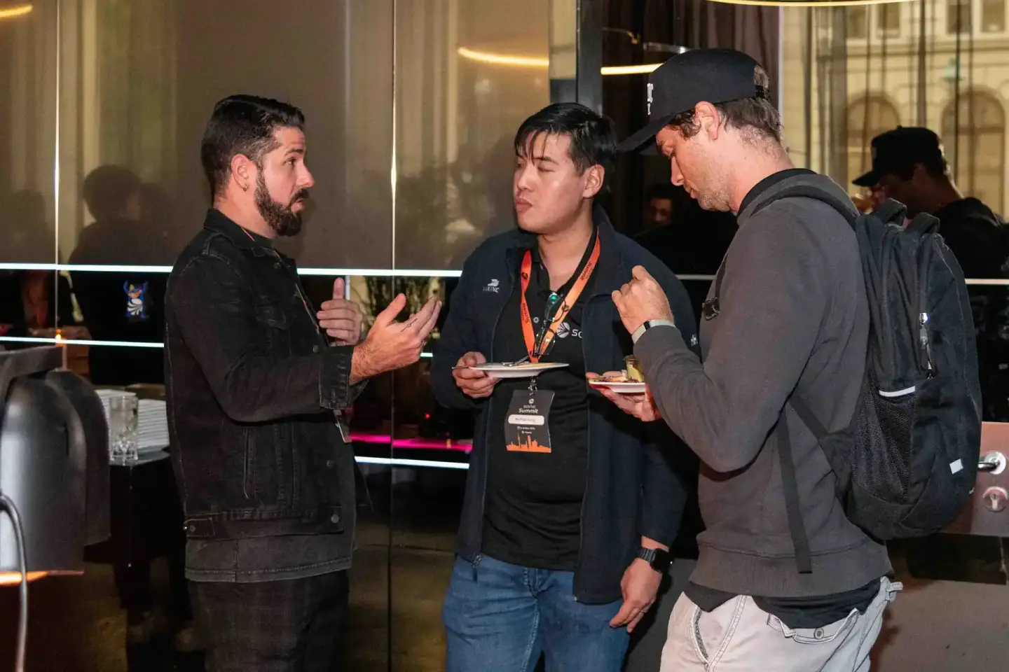 Drei Männer im Gespräch beim Sonic Summit Event - Eventfotograf Wien dokumentiert Networking-Moment