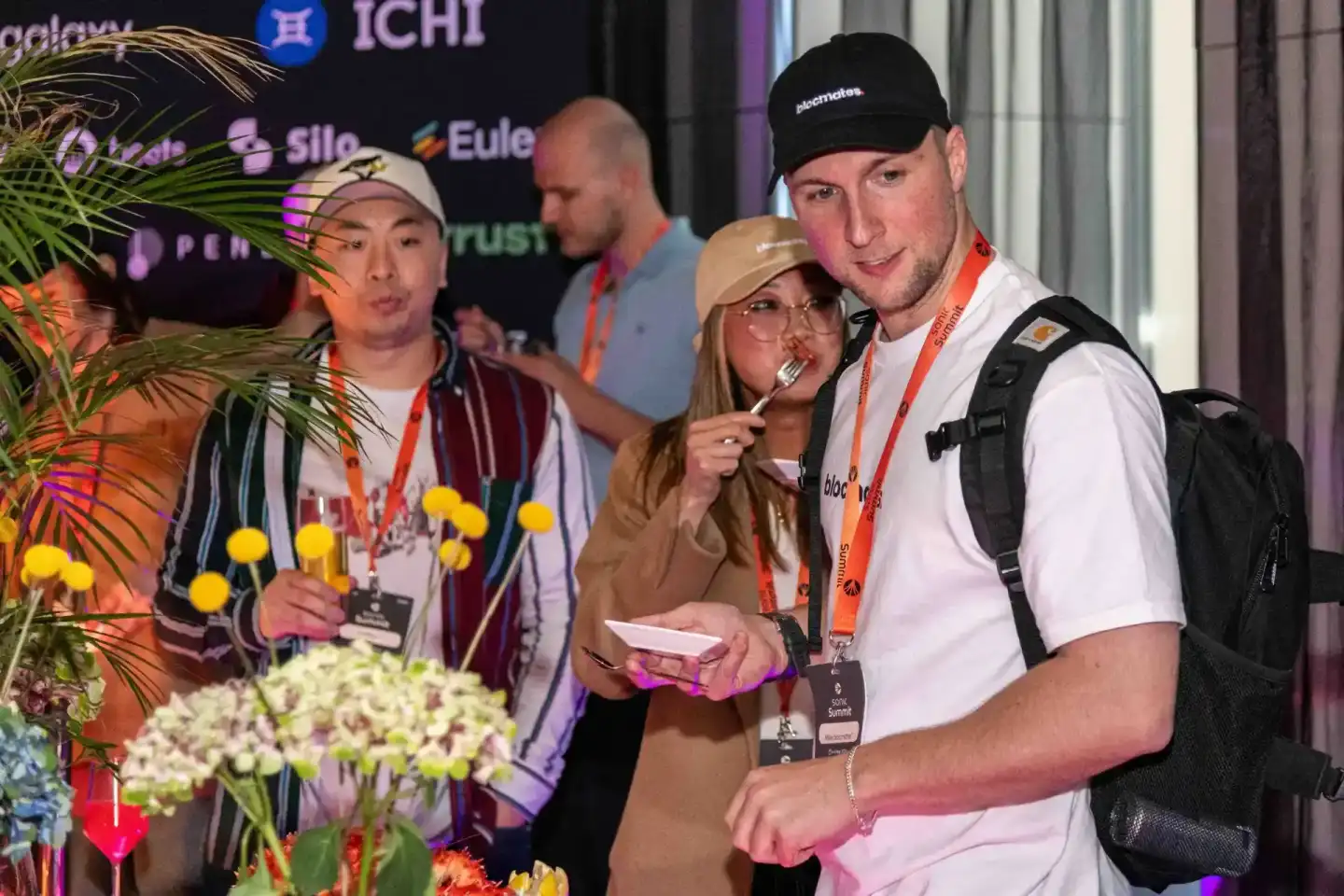 Eventfotograf dokumentiert Networking-Moment beim Sonic Summit mit Gästen an dekoriertem Tisch in Wien