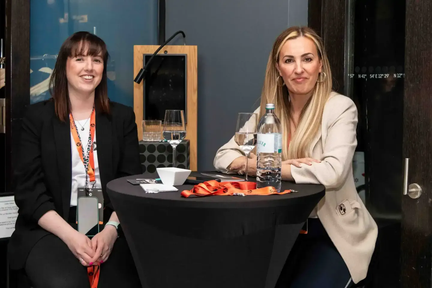 Zwei Sprecherinnen beim Sonic Summit Event in Wien sitzen an einem schwarzen Tisch, Eventfotografie dokumentiert die Konferen