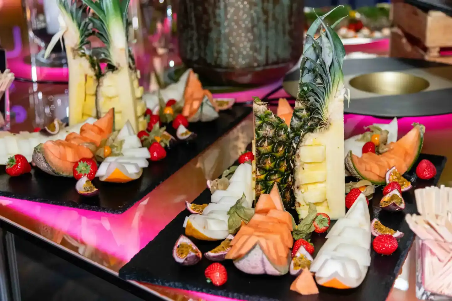 Elegante Dessertplatte mit Ananas, Melone, Erdbeeren und Macarons bei einem Wiener Firmenevent – professionelle Eventfotograf