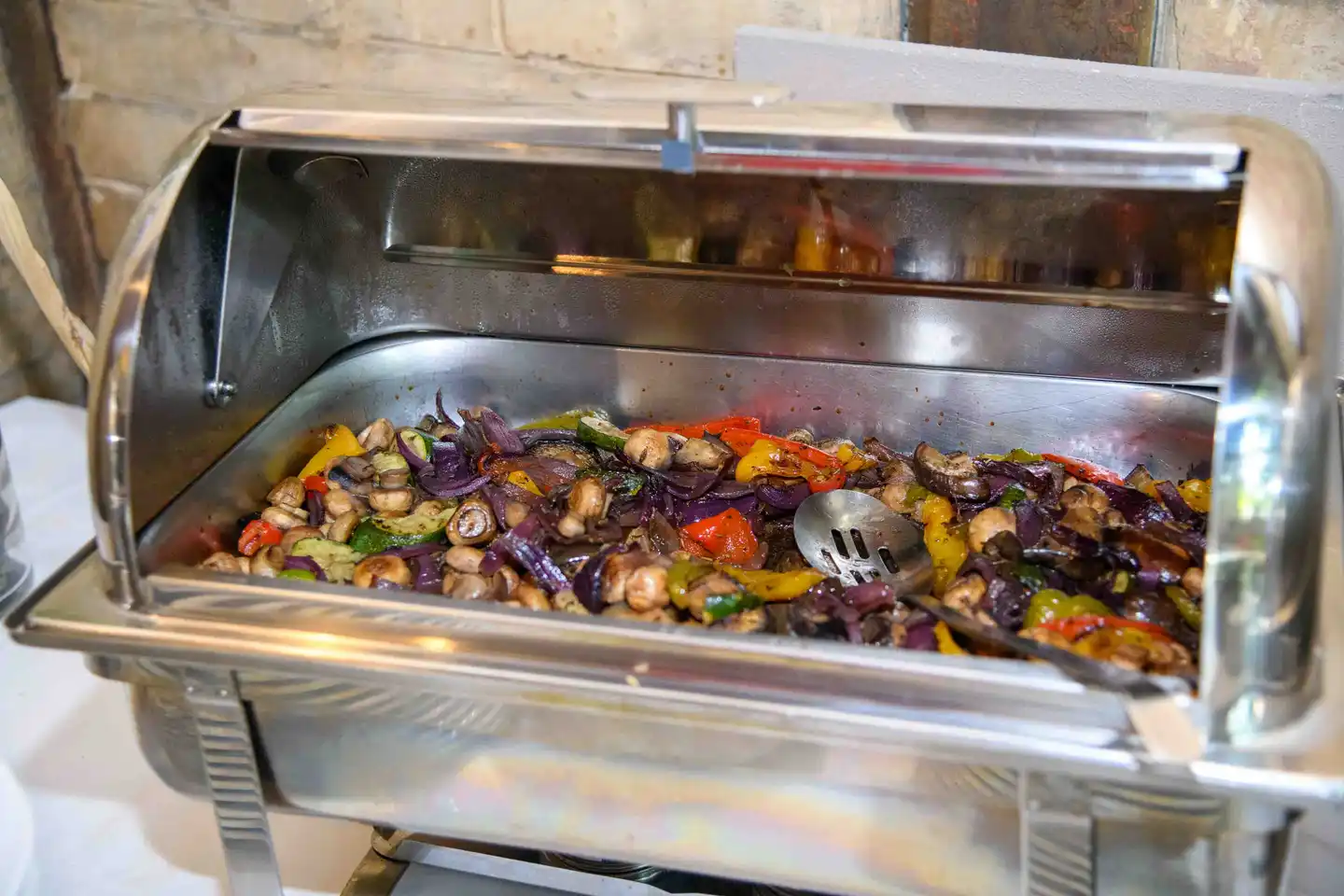 Chafing Dish mit gegrilltem Gemüse, Paprika, Zucchini und Champignons beim Sommerfest in Wien
