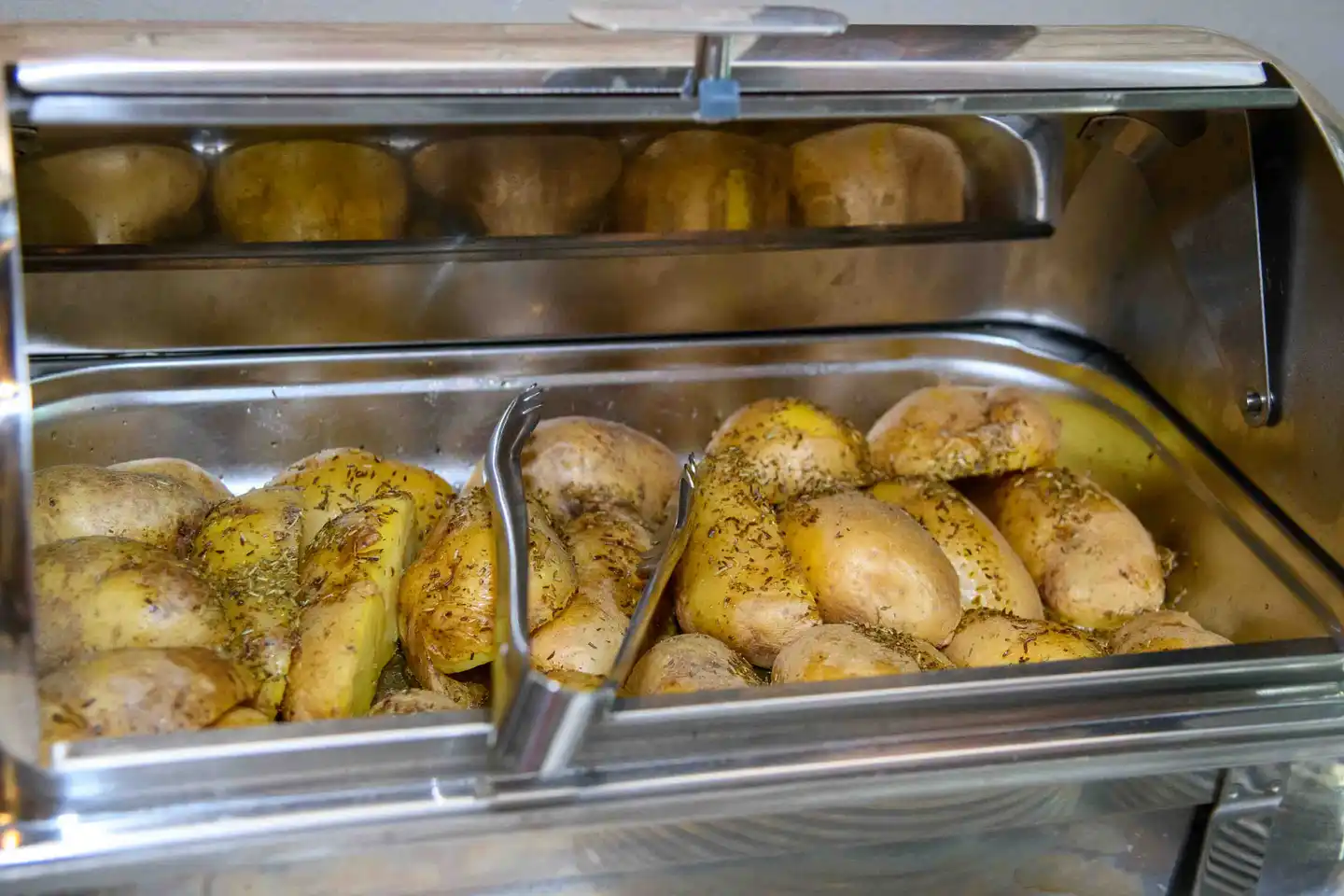 Chafing Dish mit Rosmarinkartoffeln am Buffet des Firmensommerfests in Wien