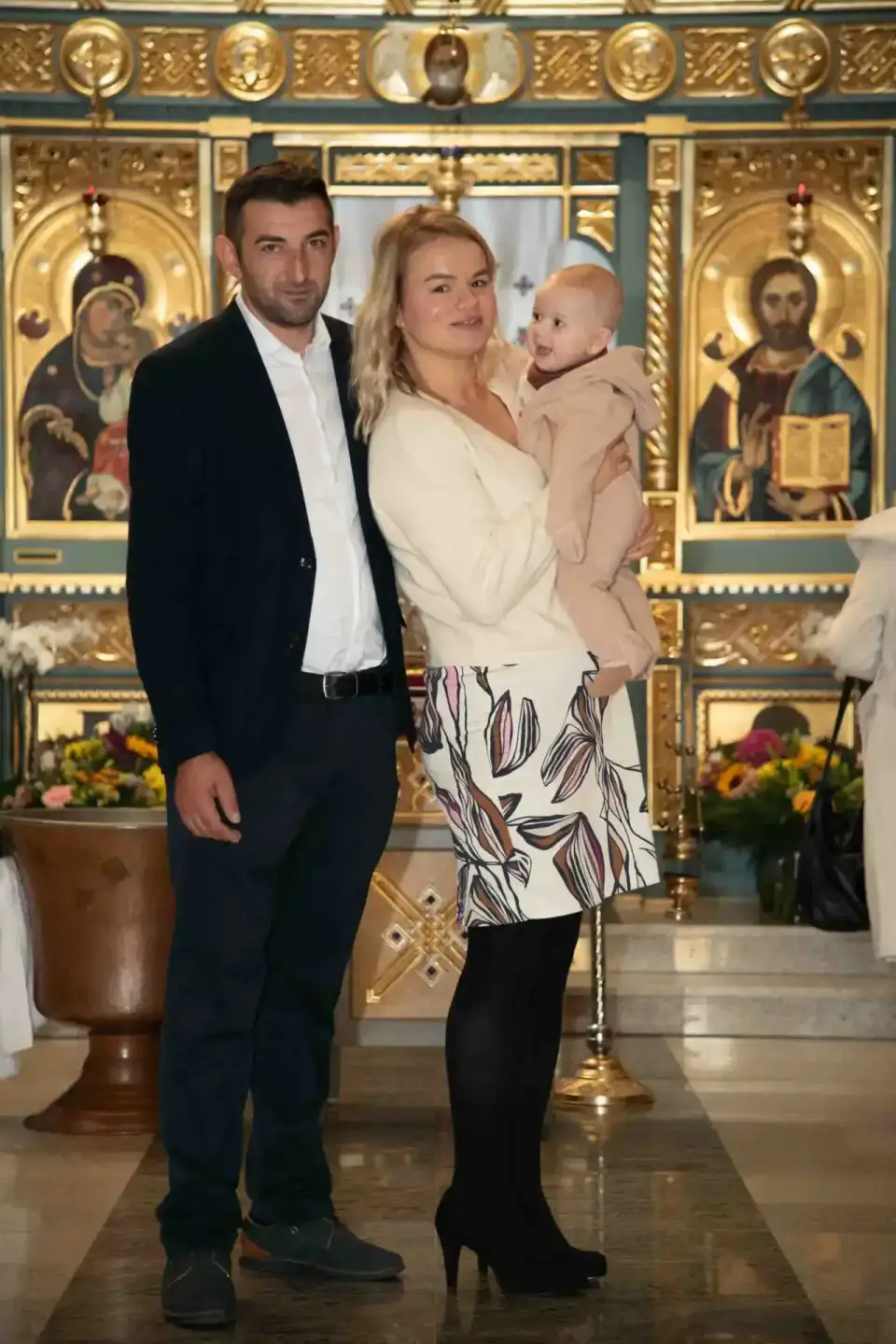 Familie mit Neugeborenes in der Kirche während Taufe Wien - Eventfotograf dokumentiert den besonderen Moment