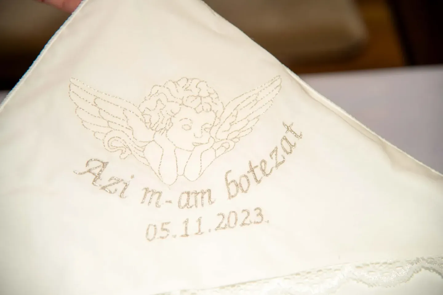 Bestickte Taufkerze mit Engel und Datum 05.11.2023, professionelle Eventfotografie Wien