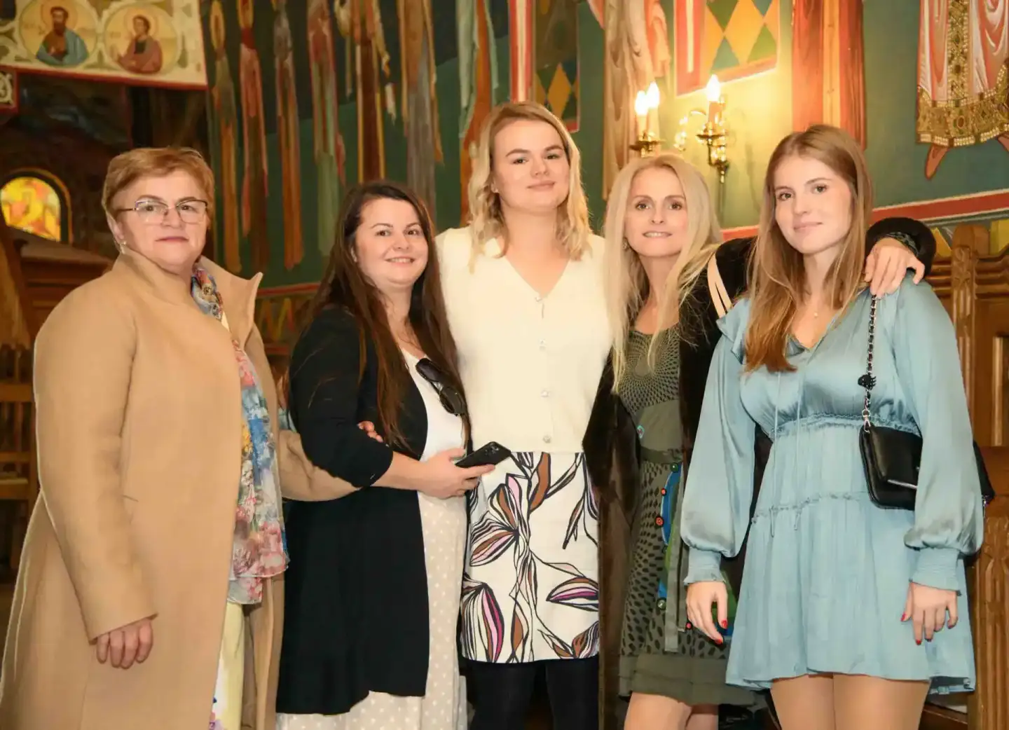 Fünf Frauen posieren zusammen in einer prunkvoll dekorierten Kirche – professionelle Eventfotografie einer Taufefeier in Wien