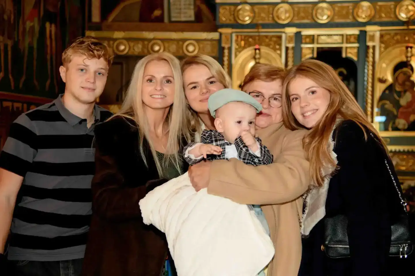 Glückliche Familie mit Neugeborenem bei Tauffeier in Wiener Kirche - Eventfotografie Wien