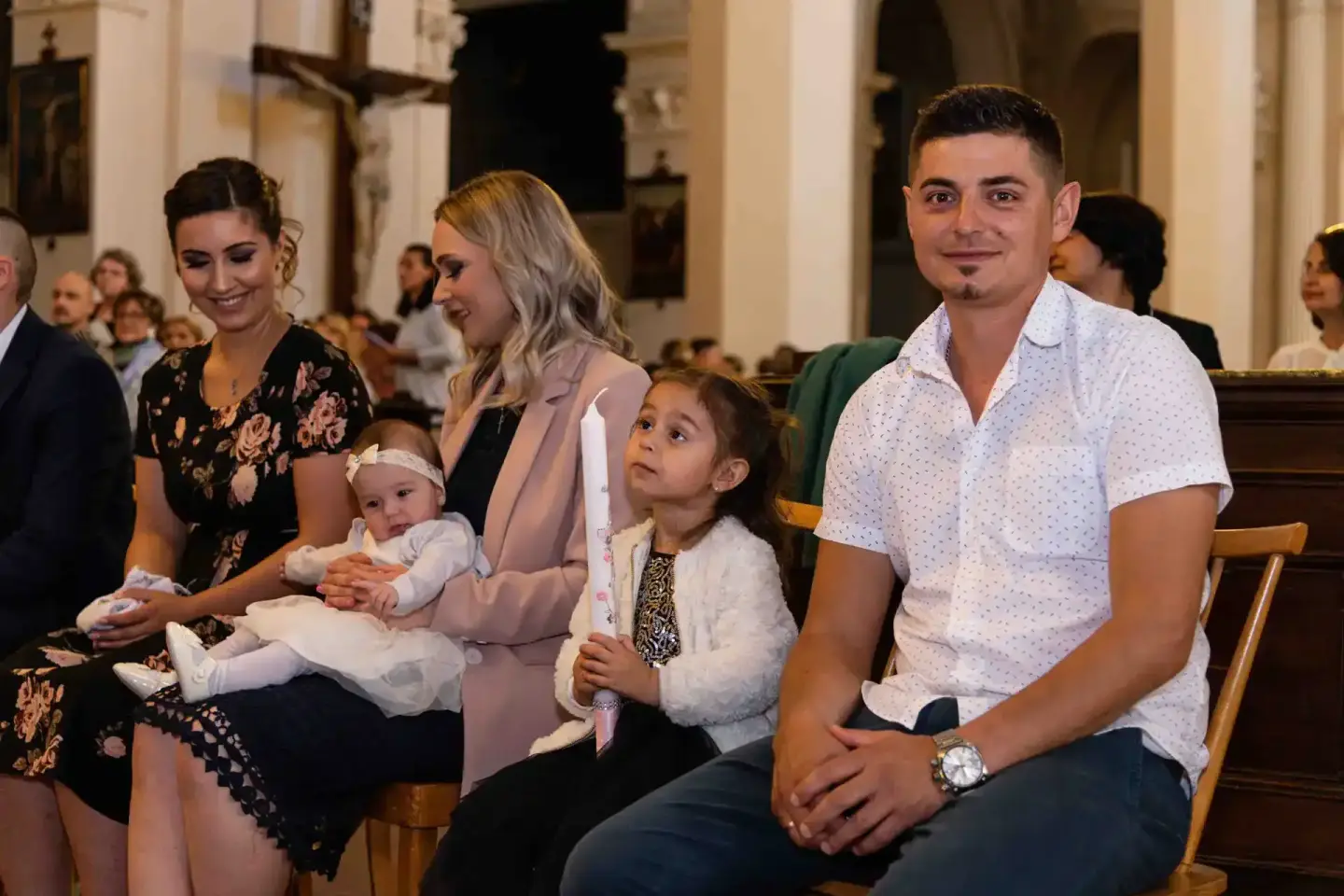 Familie bei Taufe in Wiener Kirche - Eventfotograf dokumentiert festlichen Moment mit Eltern und Kindern
