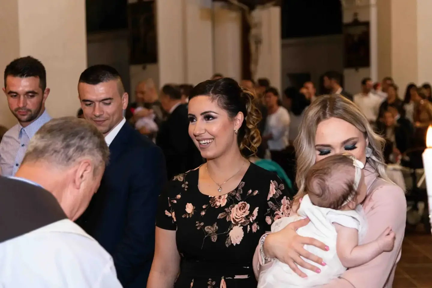 Eventfotograf Wien dokumentiert Taufefeier: Gäste gratulieren Familie mit Baby in eleganter Veranstaltungshalle