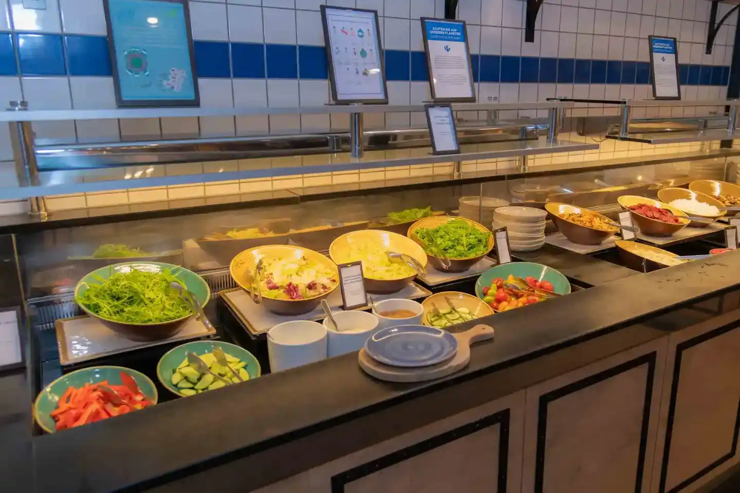 Buffet mit frischen Salaten, Gemüse und Hauptspeisen bei einem Firmenevent Wien, professionelle Eventfotografie