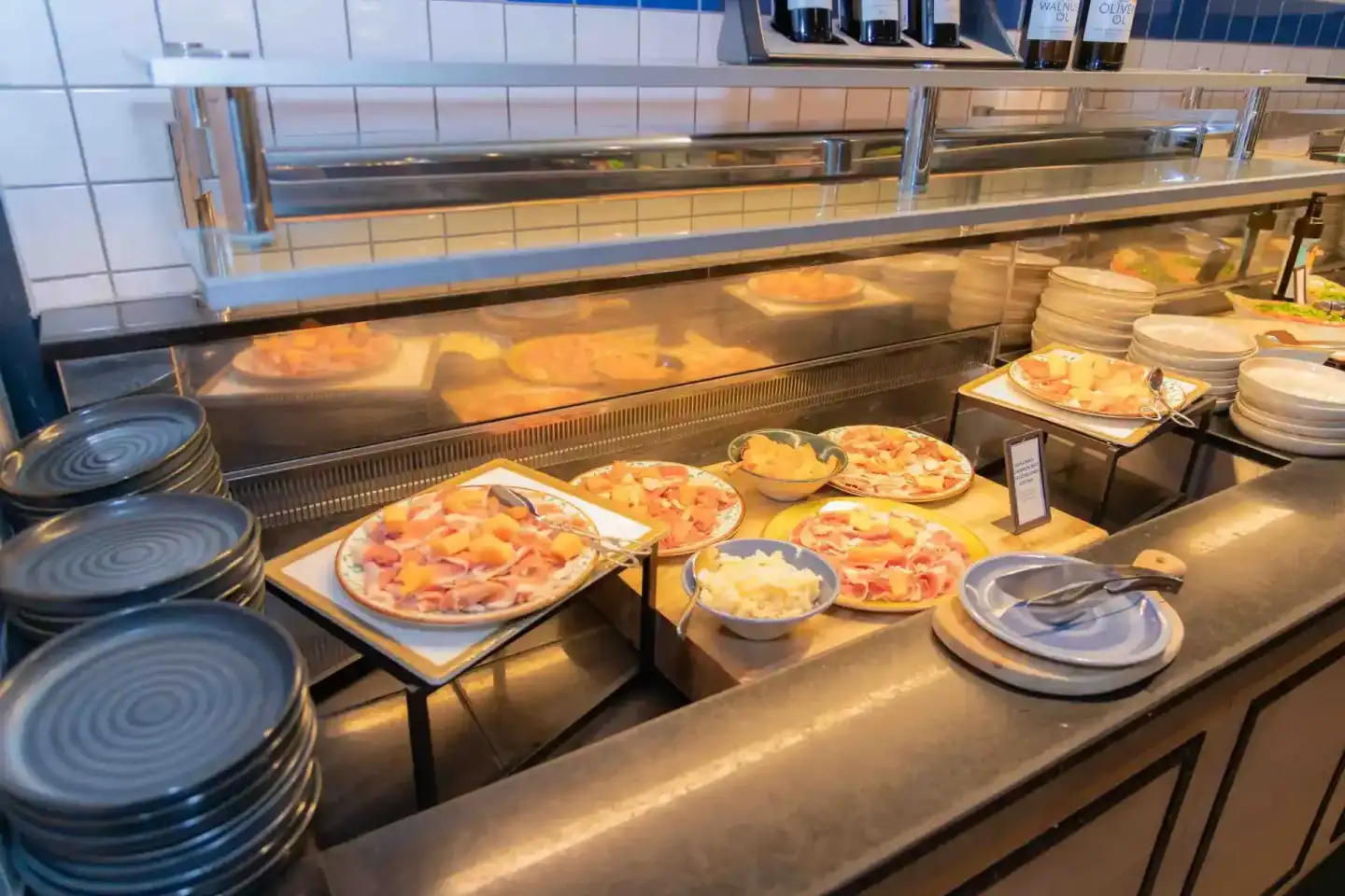 Buffet-Anordnung mit Pizza und Vorspeisen beim Firmenevent in Wien, professionelle Eventfotografie