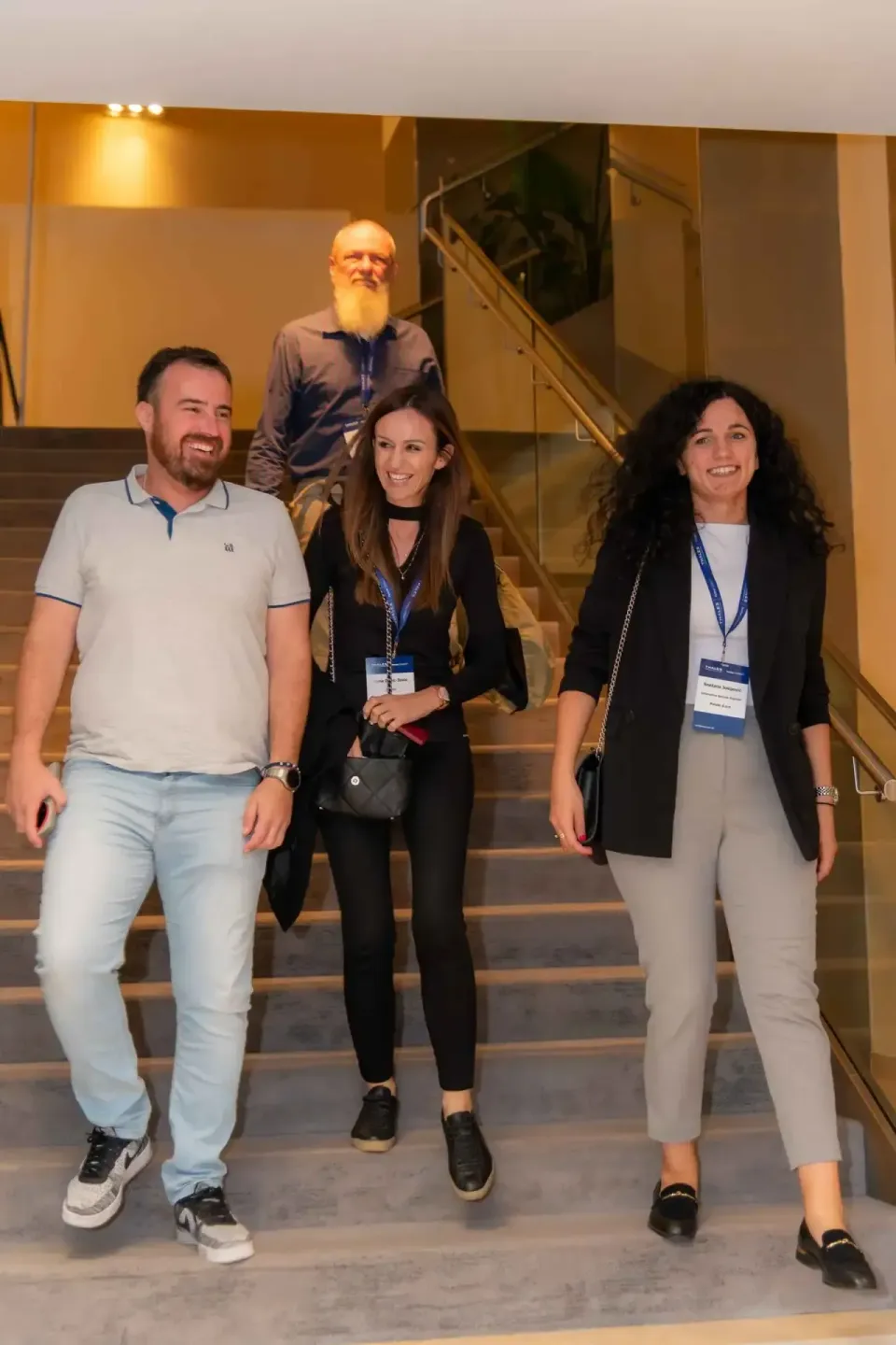 Vier Personen auf einer Treppe bei einem Firmenevent Wien – Eventfotografie beim Thales Projekt