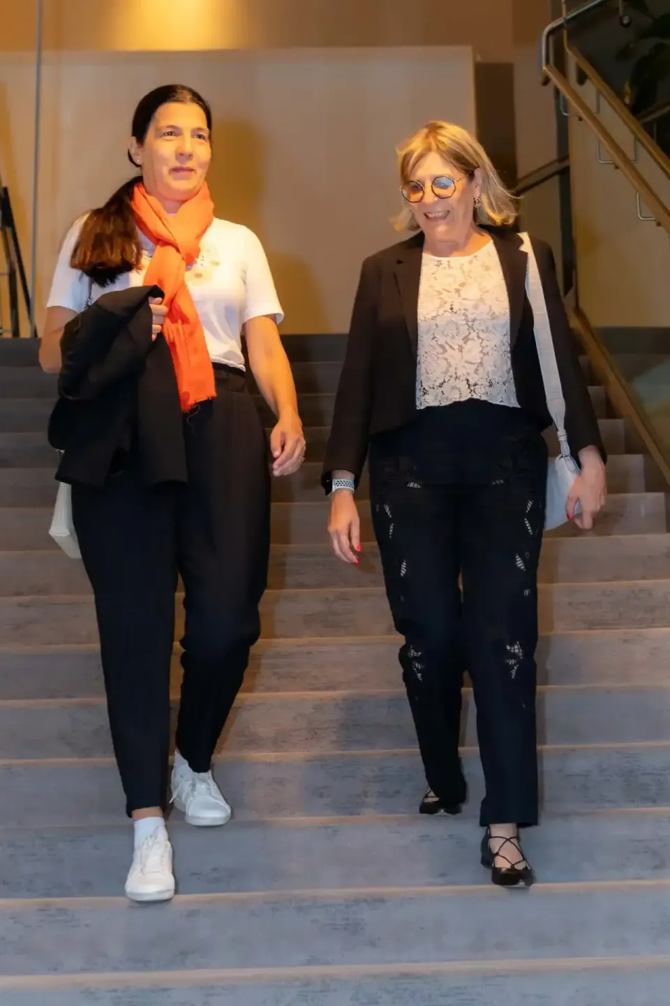 Zwei Frauen gehen die Treppe hinab bei einem Firmenevent Wien - Eventfotografie von Alexandru Bogdan