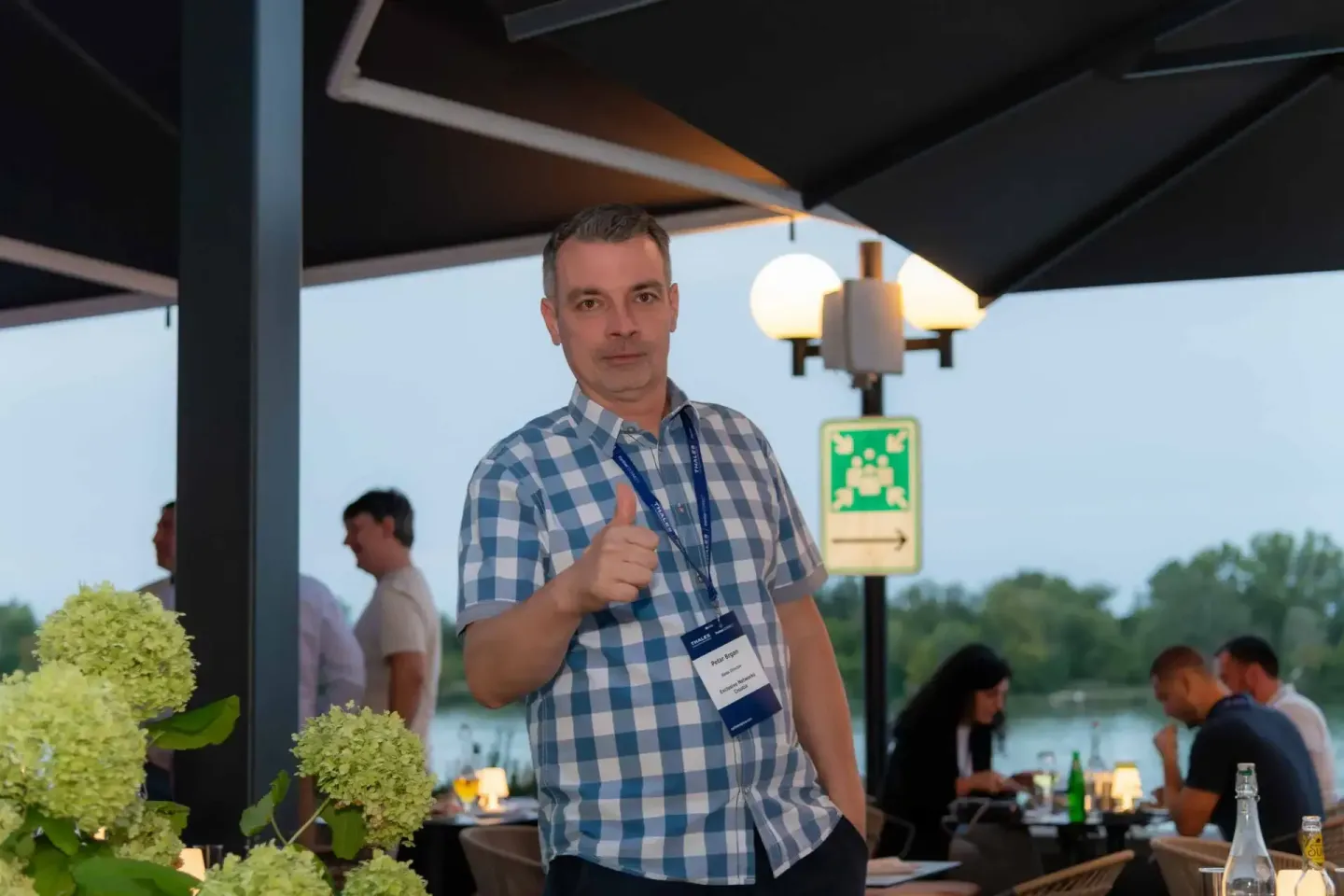 Eventfotograf dokumentiert Firmenevent Wien unter Pavillon mit Blick auf Gewässer und Grünflächen