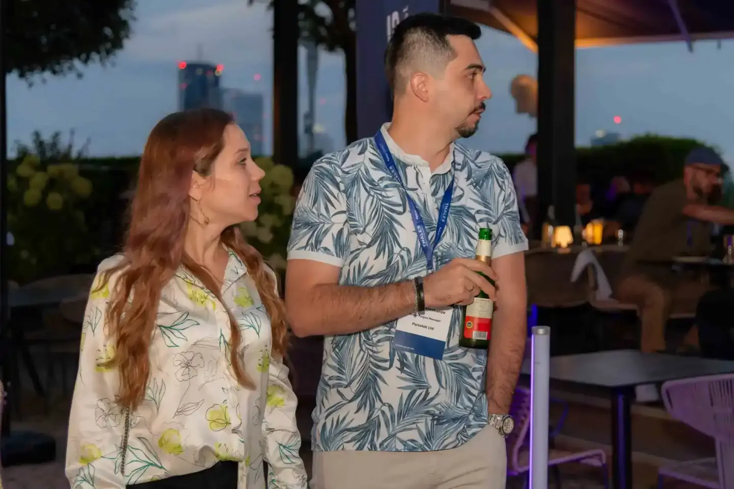 Zwei Personen bei einem Firmenevent Wien in entspannter Atmosphäre, Eventfotografie bei Dämmerung mit Stadtblick
