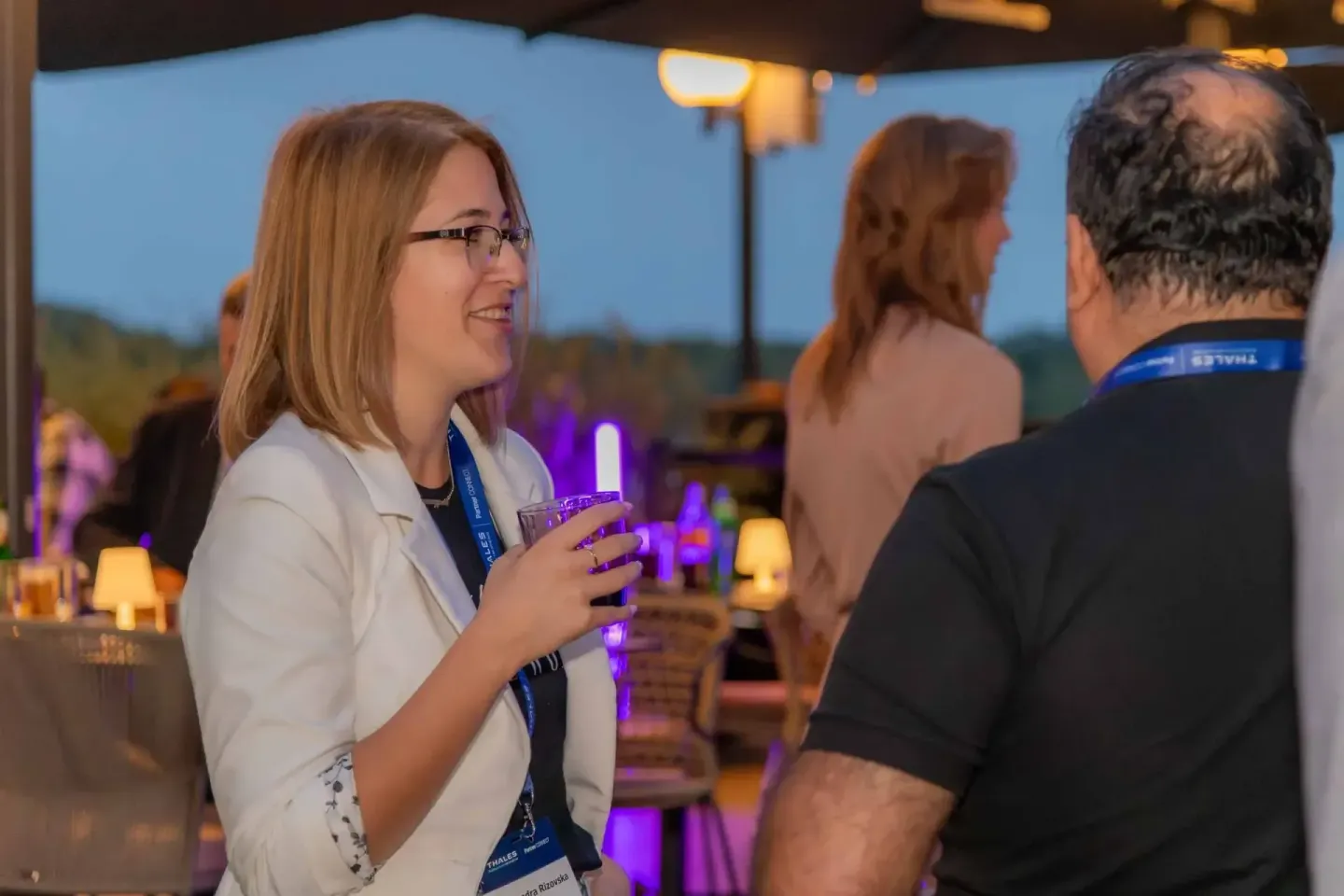 Eventfotografin dokumentiert Networking-Moment bei Thales Firmenevent in Wien mit professioneller Kamera