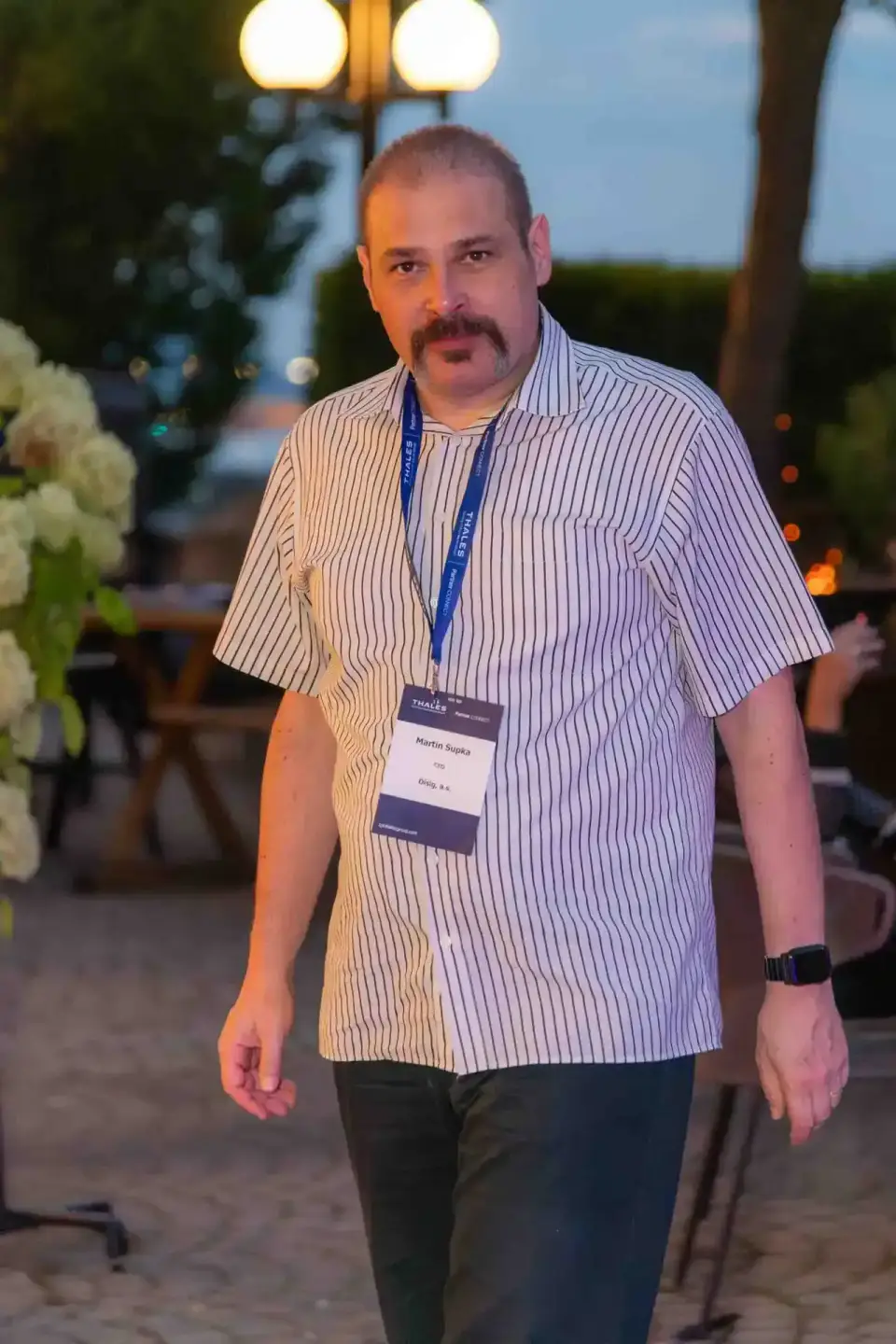 Mann mit Namensschild bei Thales Firmenevent, Eventfotograf Wien dokumentiert Veranstaltung