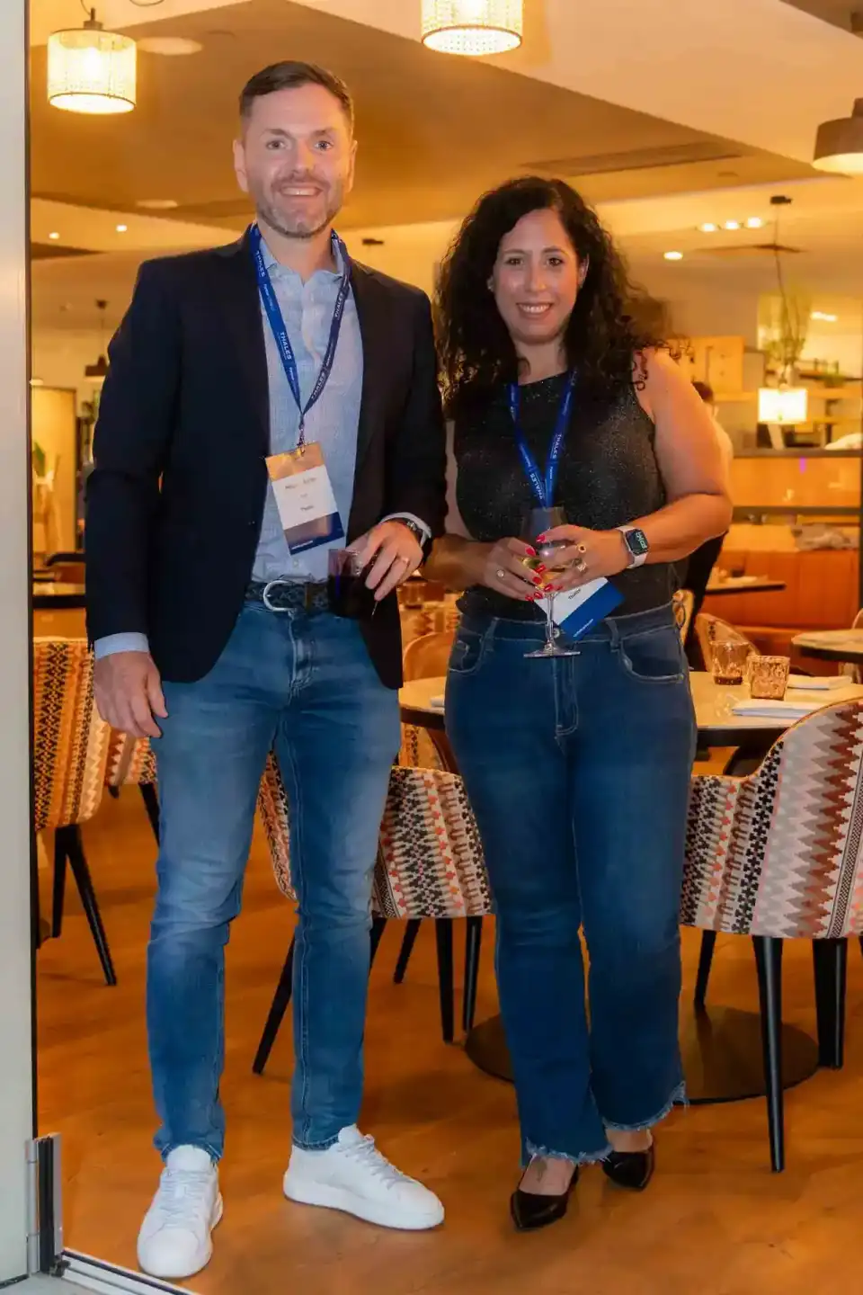 Zwei Personen mit Ausweisen auf Thales Firmenevent in Wien - Eventfotograf dokumentiert Networking