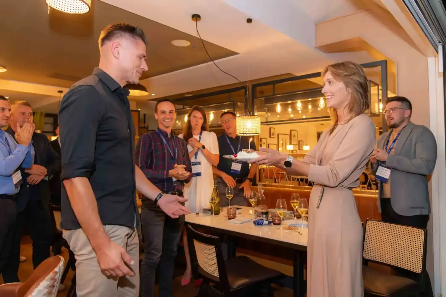 Eventfotograf dokumentiert Networking-Veranstaltung mit Gästen in modernem Wiener Eventlokal