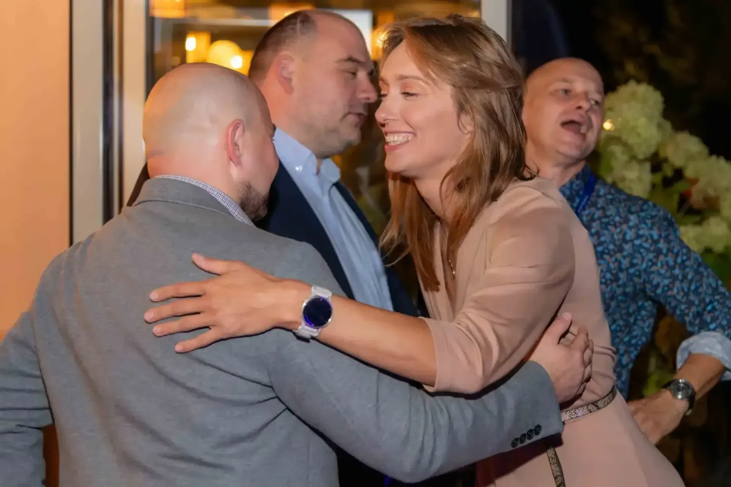 Vier Personen beim herzlichen Austausch auf einem Firmenevent Wien, Eventfotograf dokumentiert die fröhliche Atmosphäre