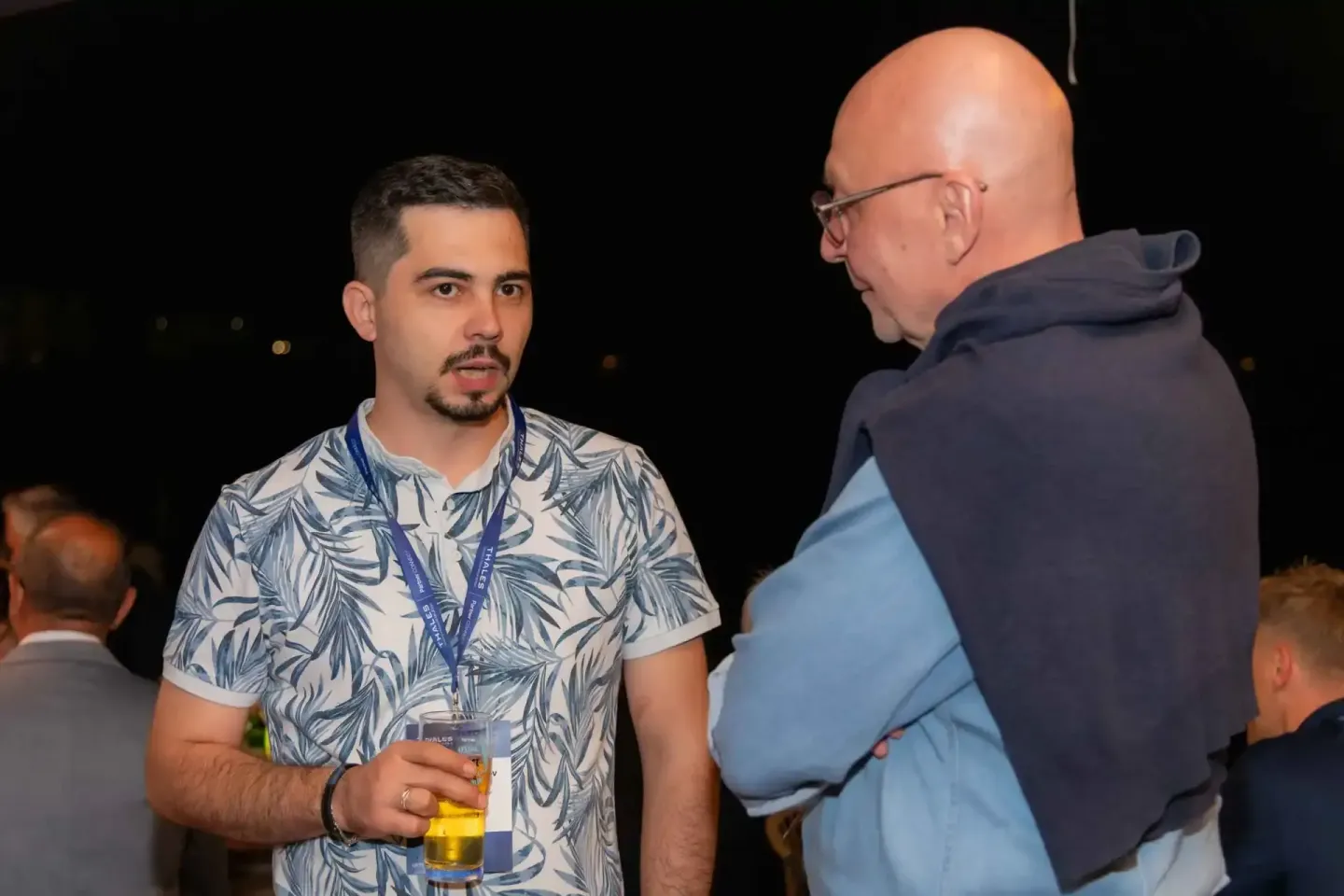 Zwei Männer im Gespräch bei einem Firmenevent in Wien – Eventfotografie beim Netzwerken