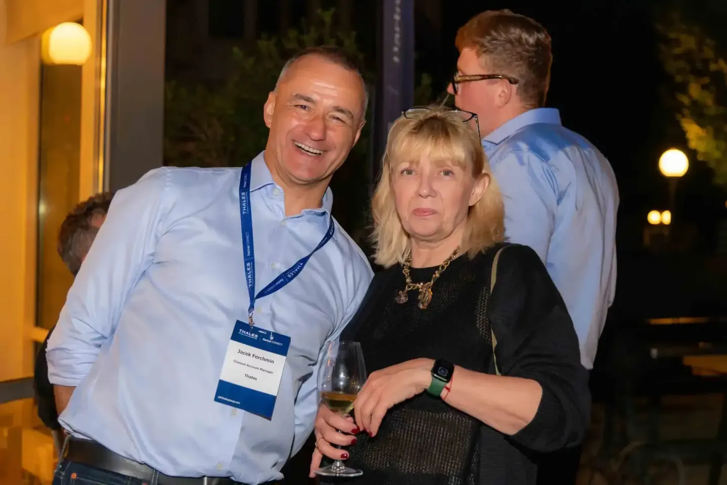 Eventfotograf Wien dokumentiert Geschäftsleute beim Netzwerken auf einer Thales-Veranstaltung mit Getränken