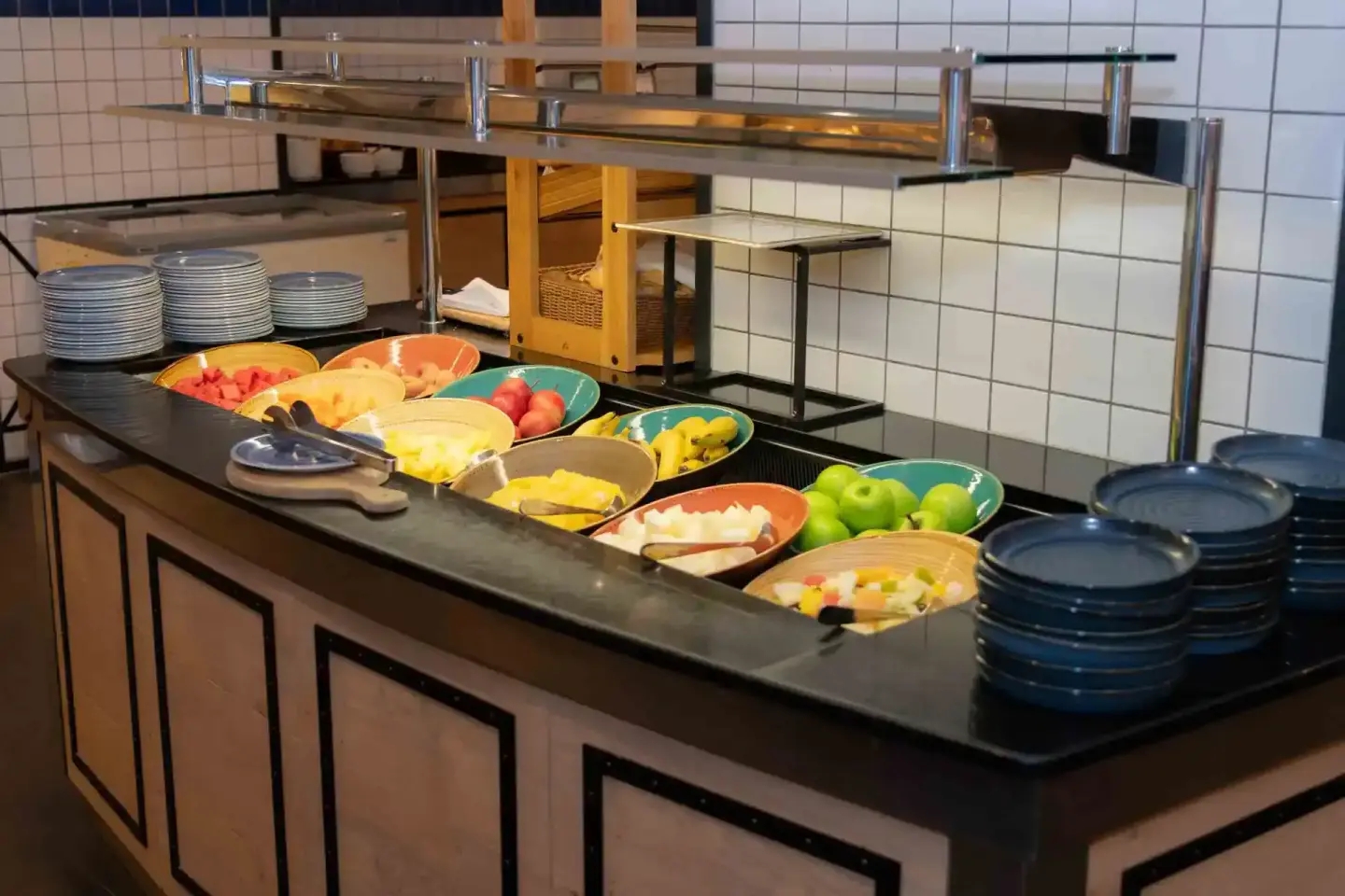 Bunte Obstschalen und Speisen auf schwarzem Buffet-Tisch bei einem Firmenevent Wien, professionelle Eventfotografie
