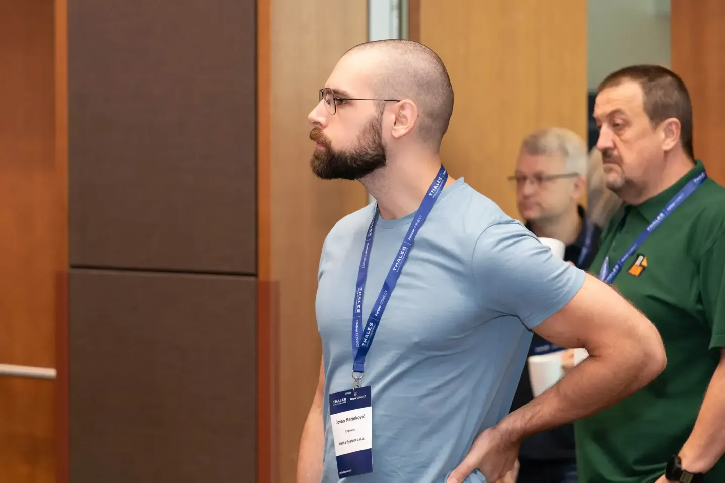 Eventfotograf Wien dokumentiert Teilnehmer mit Namensschild auf Thales-Veranstaltung in Konferenzraum