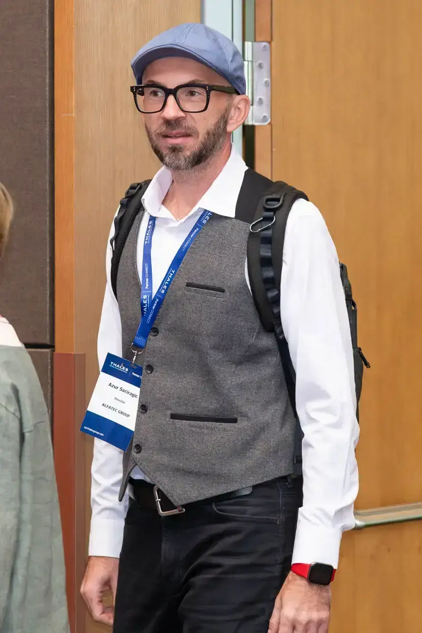 Professioneller Eventfotograf bei Thales Firmenevent in Wien mit Akkreditierung und Kameraausrüstung