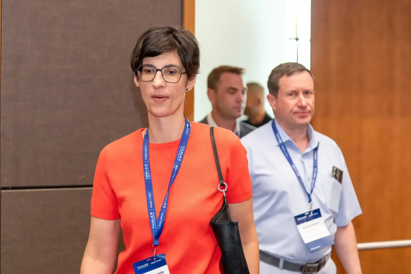 Eventfotograf dokumentiert Konferenzteilnehmerin mit Namensschild bei Thales Veranstaltung in Wien