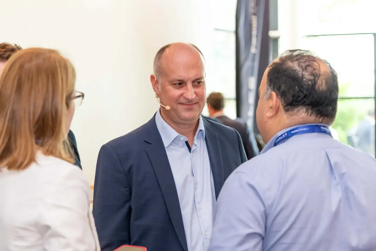 Drei Personen im Gespräch bei einem Firmenevent Wien - Eventfotograf dokumentiert die Networking-Situation