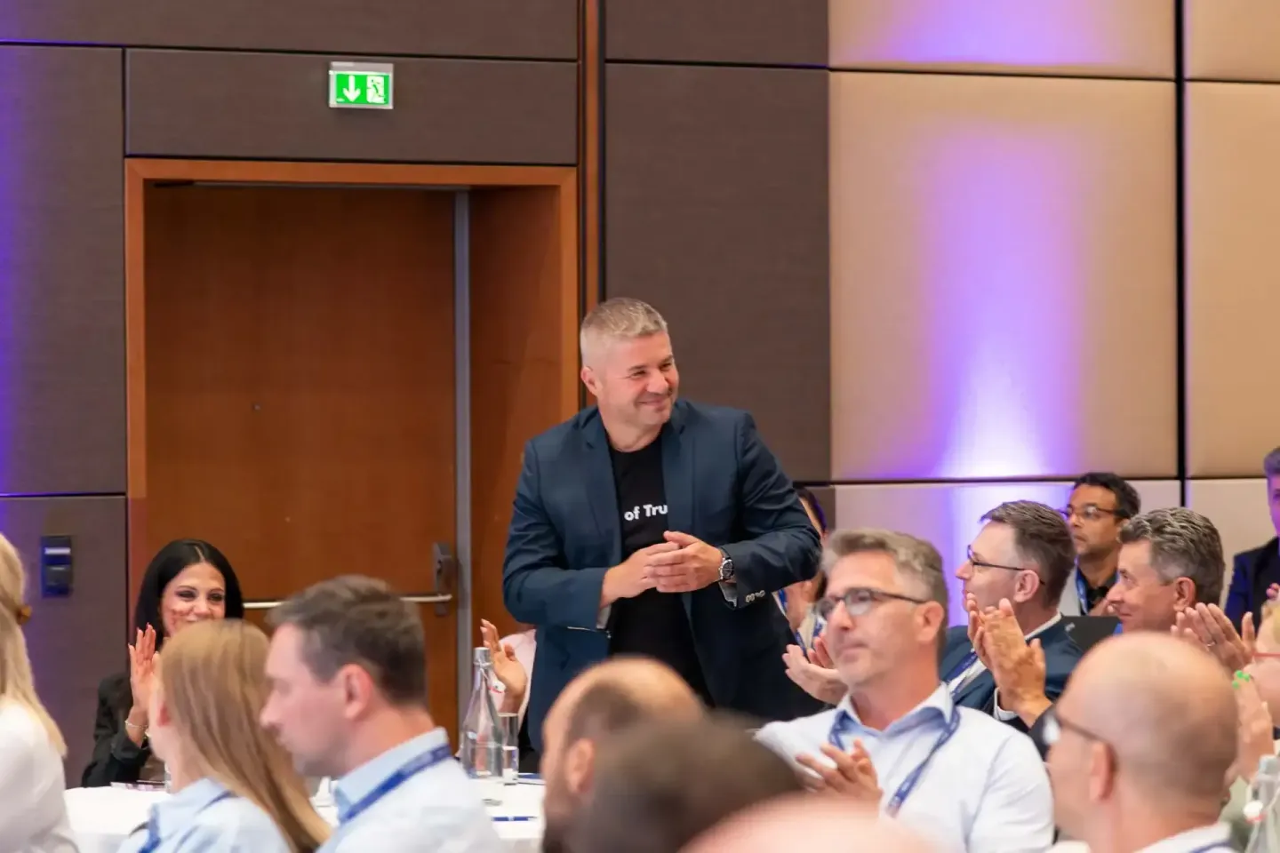 Eventfotograf Wien dokumentiert Geschäftsmann bei Präsentation vor Publikum auf Thales Firmenevent