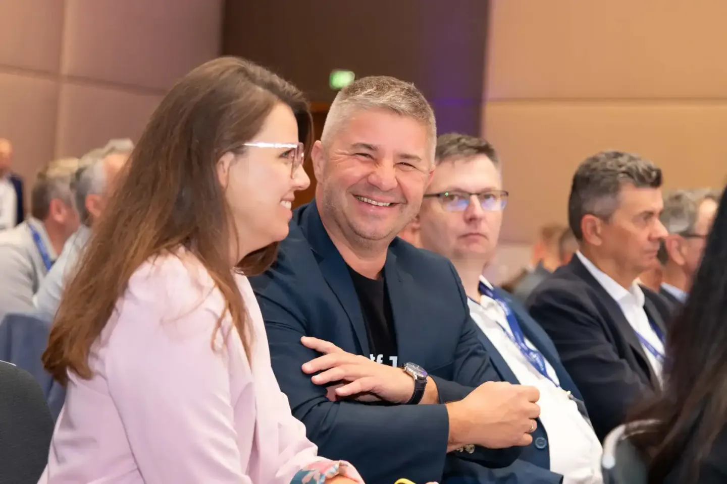 Eventfotograf Wien dokumentiert Geschäftskonferenz: Lächelnde Teilnehmer in professioneller Atmosphäre beim Networking