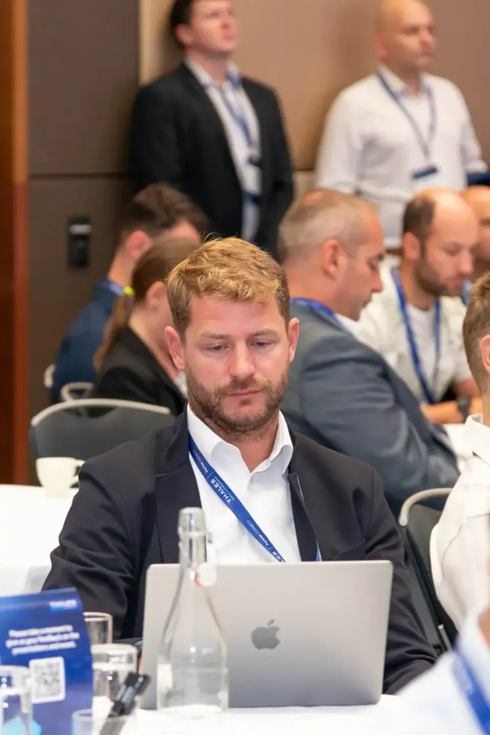 Geschäftsmann mit Laptop bei Thales Firmenevent Wien, Eventfotografie im Konferenzraum