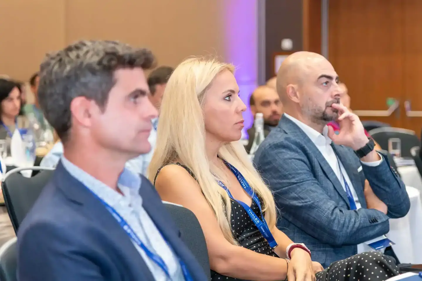 Teilnehmer bei einer Geschäftskonferenz konzentriert zuhörend - Eventfotografie Wien