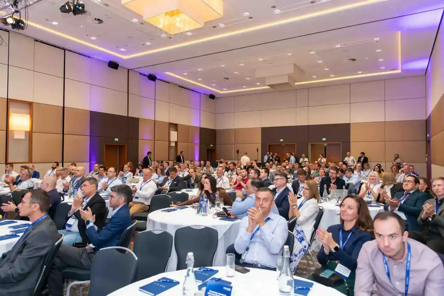 Großveranstaltung mit hunderten Gästen in modernem Konferenzsaal, Eventfotograf Wien dokumentiert Firmenevent