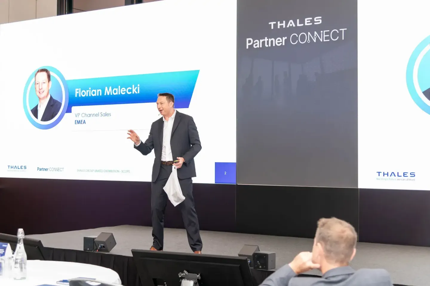 Florian Malecki, VP Channel Sales EMEA, präsentiert auf der Thales Partner CONNECT Konferenz als Eventfotograf Wien dokumenti