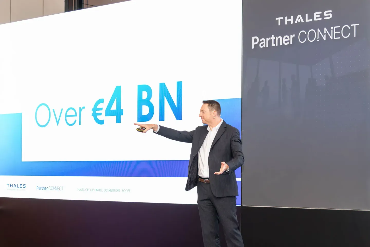 Geschäftsmann präsentiert bei Thales Partner Connect Event Geschäftsergebnis von über 4 Milliarden Euro - Eventfotografie Wie
