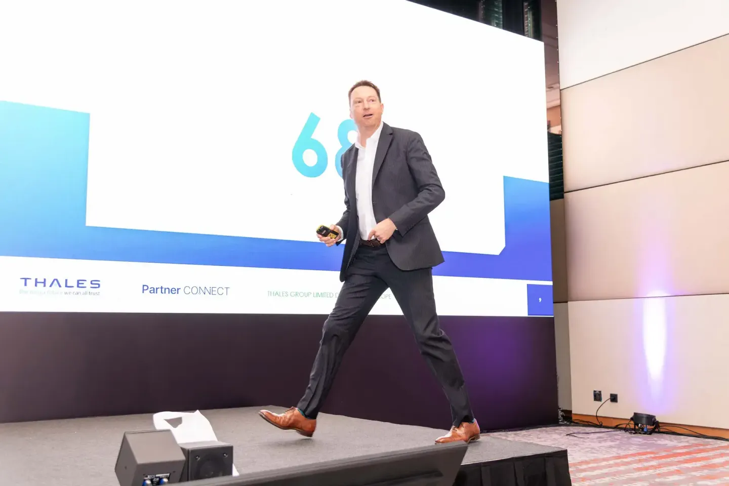 Sprecher präsentiert auf Thales Partner Connect Event - Eventfotograf Wien dokumentiert Firmenevent