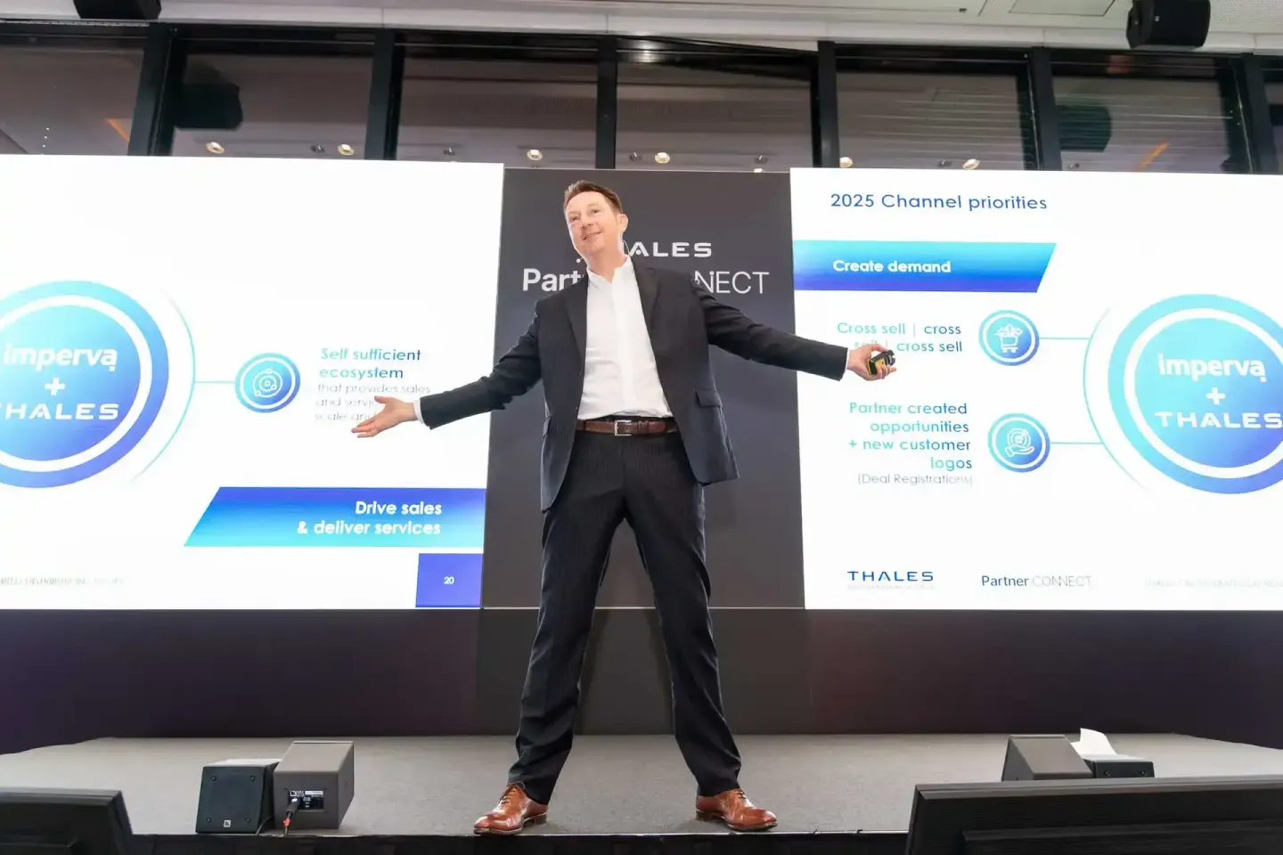 Geschäftsführer präsentiert 2025 Channel Priorities auf der Thales Imperva Partnerkonferenz vor großem Publikum - Eventfotogr