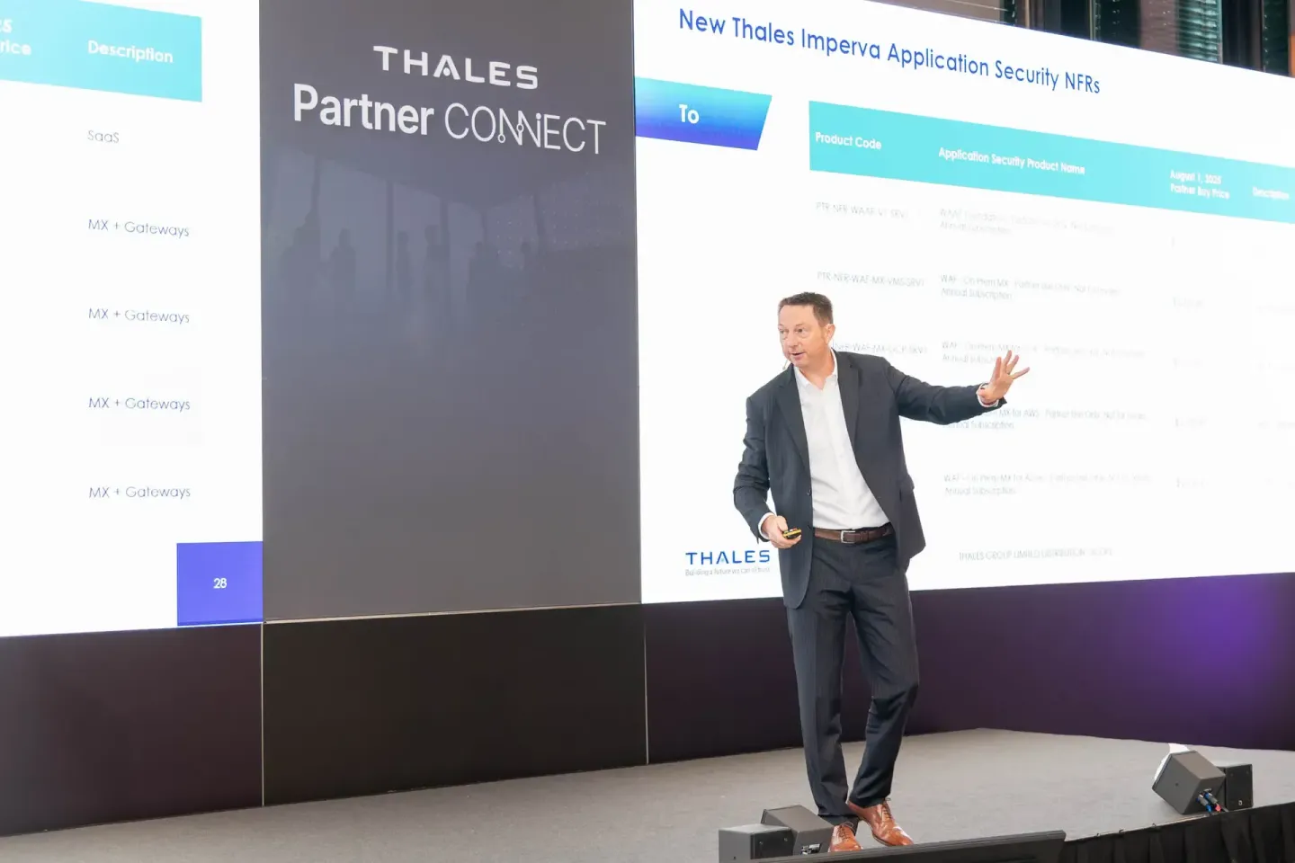 Geschäftsmann präsentiert auf Bühne bei Thales Partner Connect Event vor großer Leinwand - Eventfotografie Wien
