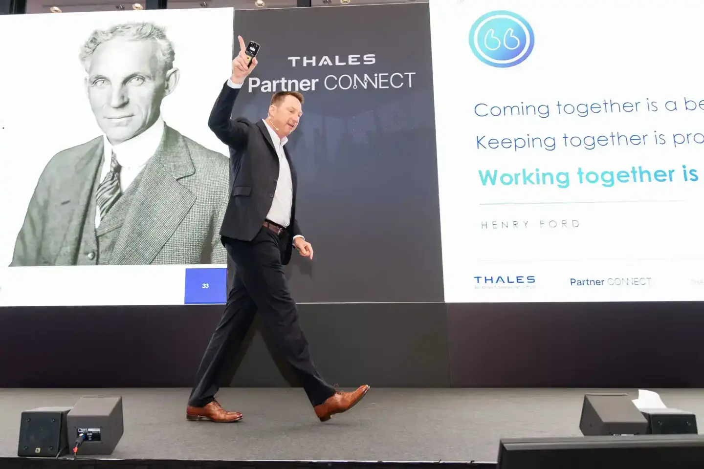 Redner auf der Bühne bei Thales Partner Connect Event – professionelle Eventfotografie Wien