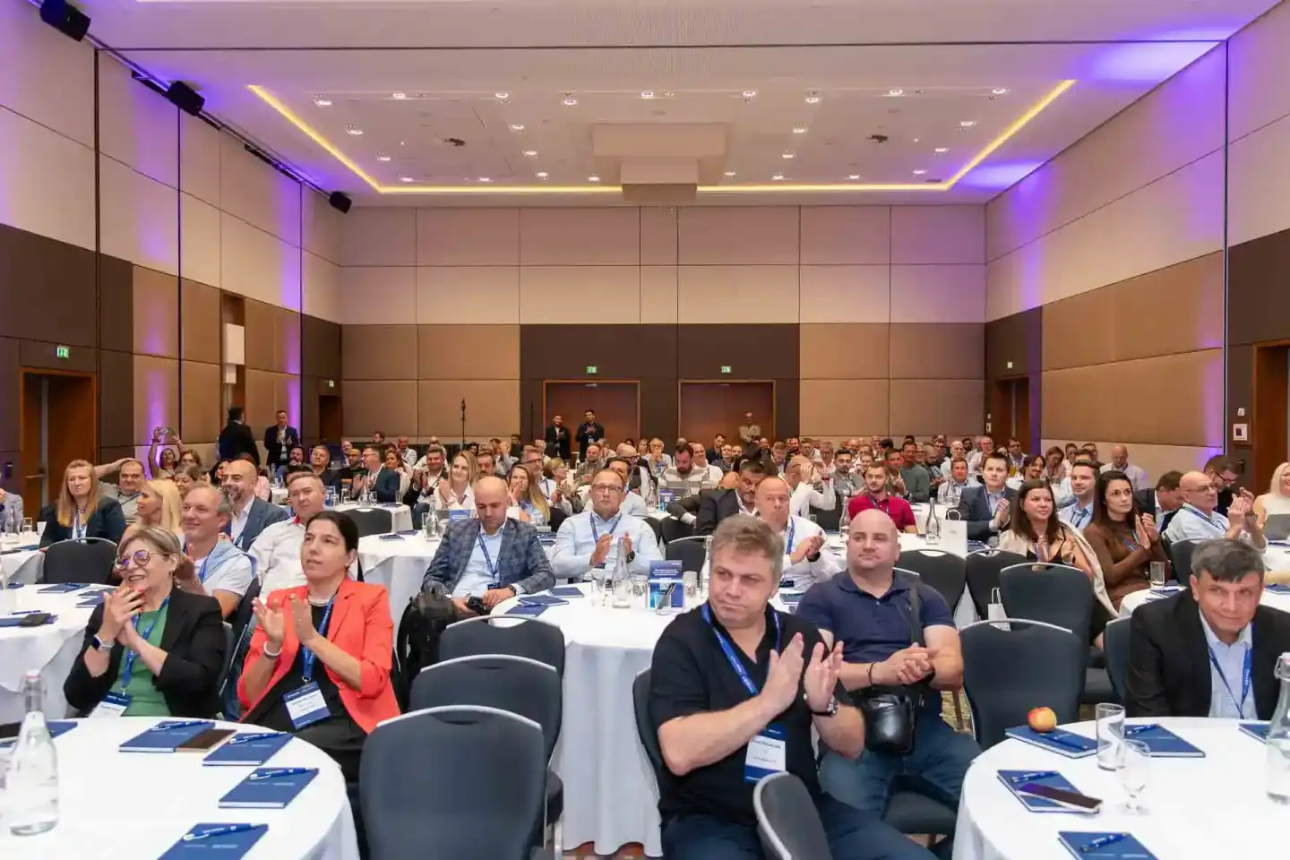 Großes Firmenevent in Wien mit hunderten Gästen in modernem Konferenzsaal, Eventfotograf dokumentiert die Veranstaltung