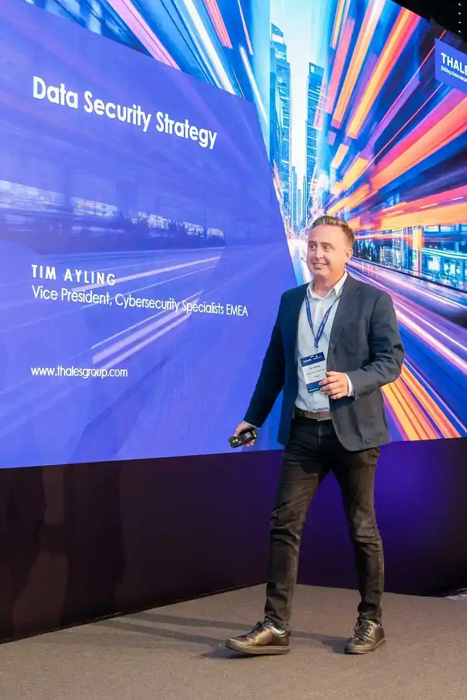 Eventfotograf Wien dokumentiert Präsentation zur Data Security Strategy von Tim Ayling, Vice President Cybersecurity Speciali