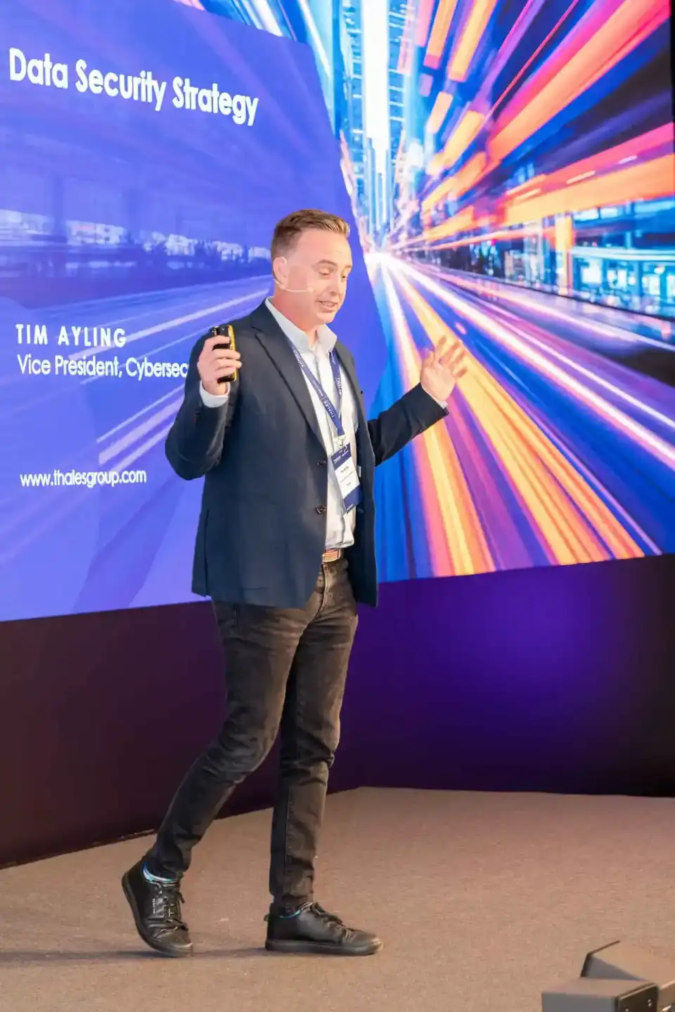 Tim Ayling, Vice President Cybersec, präsentiert Data Security Strategy auf Bühne – Eventfotografie Wien
