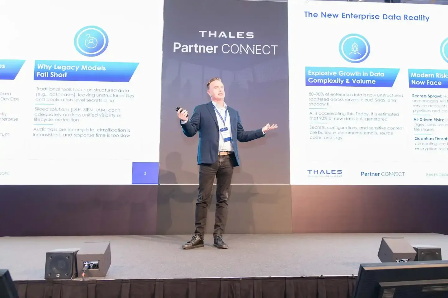 Redner präsentiert auf der Thales Partner Connect Konferenz vor Publikum - Eventfotografie Wien