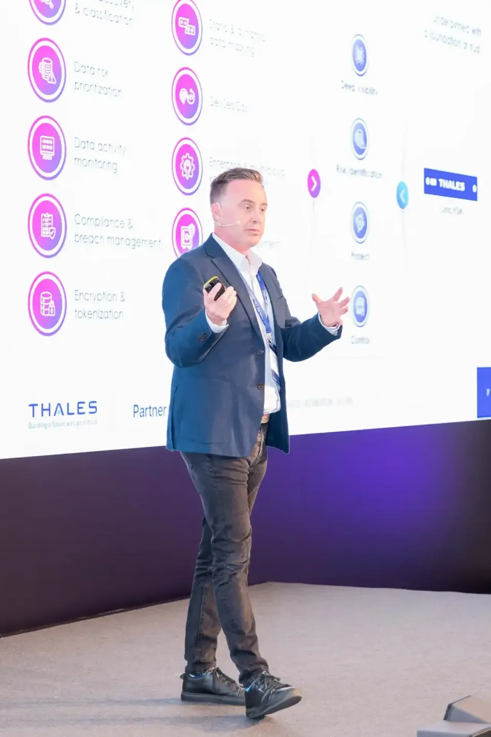 Sprecher präsentiert auf Thales Firmenevent in Wien mit interaktiver Grafik im Hintergrund